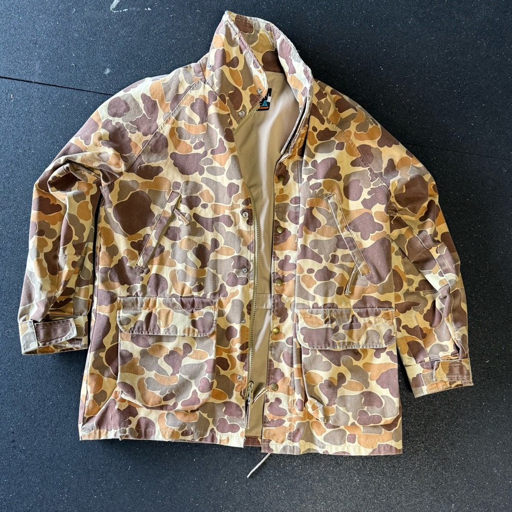 TRENDY VINTAGE CAMO COAT. Men’s Medium, great condition.